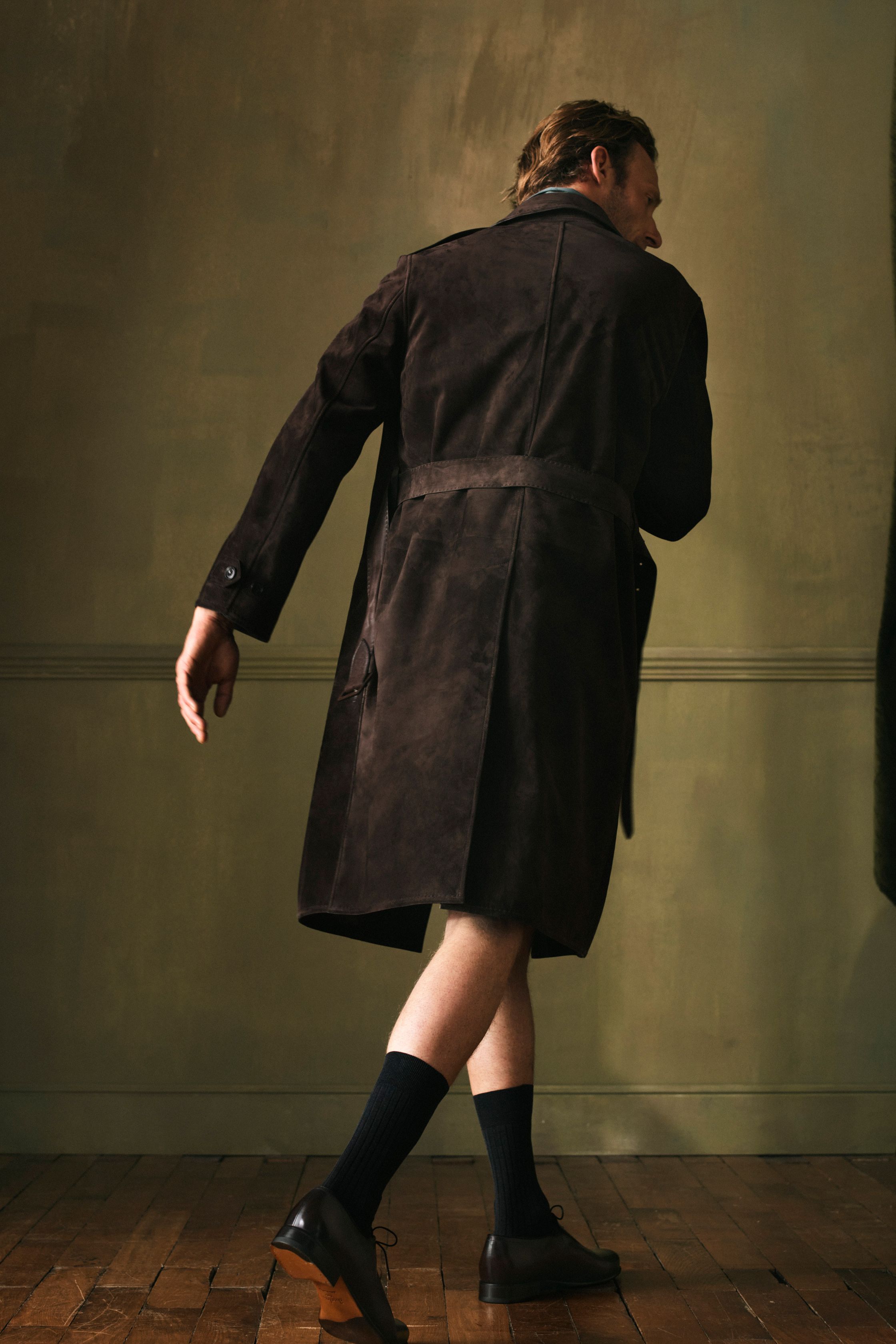 Berluti 2026秋冬回归法式绅士衣橱的本质语言，以皮革工艺为核心，将飞行夹克、针织外套与柔软长大衣塑造成低调而昂贵的男性形象。色彩温润克制，强调材质触感与生活姿态，模糊正装与休闲的界线。这是一种“安静的奢华”，不张扬，却在细节中彰显时间与手工的价值-顽石频道趋势研究